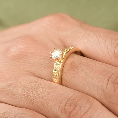 Anel Plus Size Solitário com Detalhe em Relevo Banhado a Ouro 18k
