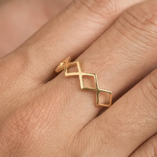 Anel Plus Size com Aro de Losangos Interligados Banhado a Ouro 18k