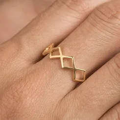 Anel Plus Size com Aro de Losangos Interligados Banhado a Ouro 18k