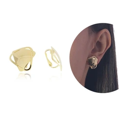 Brinco de Pressão Triangular Sobreposto Banhado a Ouro 18k