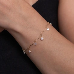 Pulseira Corrente de Filetes Curvados Pingentes de Pérolas e Cristais Banhada a Ouro 18k
