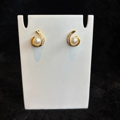 Brinco Pequeno com Design Inspirado em Vírgula com Pérola Banhado a Ouro 18k