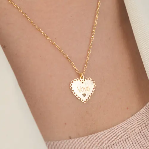Colar Feminino Coração com Escrita “Vovó” Banhado a Ouro 18k
