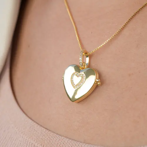 Colar Relicário Coração Cravejado com Zircônias no Centro Banhado a Ouro 18k