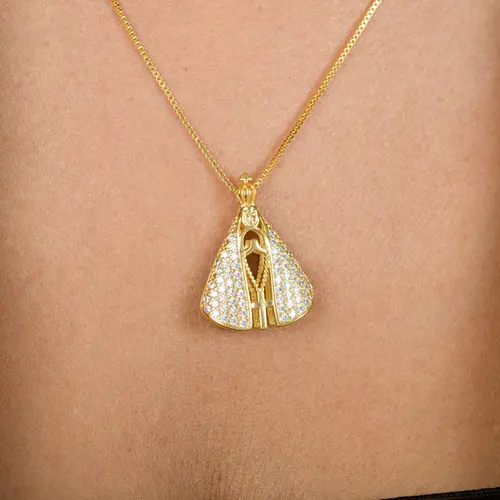 Colar com Pingente de Nossa Senhora Banhado a Ouro 18k – 2 em 1, com Zircônias Azuis e Cristais