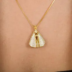 Colar com Pingente de Nossa Senhora Banhado a Ouro 18k – 2 em 1, com Zircônias Azuis e Cristais