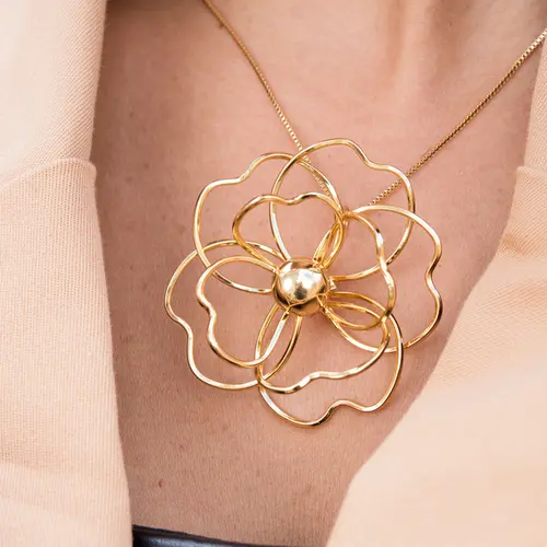 Colar com Pingente de Maxi Flor Aramada Banhado a Ouro 18k