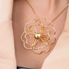 Colar com Pingente de Maxi Flor Aramada Banhado a Ouro 18k