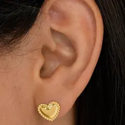 Brinco Pequeno Coração Liso e Detalhado nas Bordas  Banhado a Ouro 18k