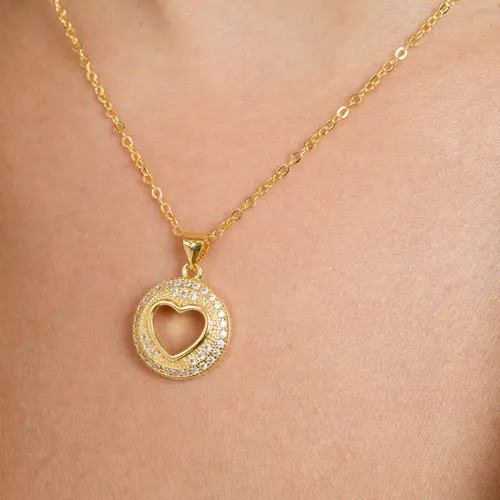 Colar Redondo Cravejado com Zircônias e Coração Vazado no Centro Banhado a Ouro 18k