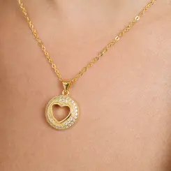 Colar Redondo Cravejado com Zircônias e Coração Vazado no Centro Banhado a Ouro 18k