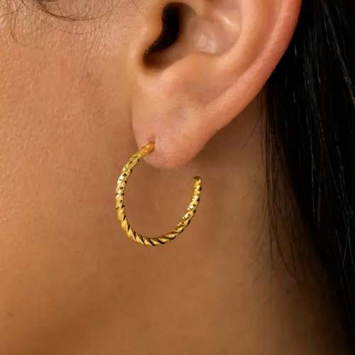 Brinco de Argola Torcida Tamanho P Banhado a Ouro 18K