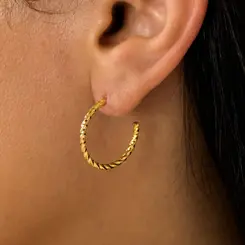 Brinco de Argola Torcida Tamanho P Banhado a Ouro 18K