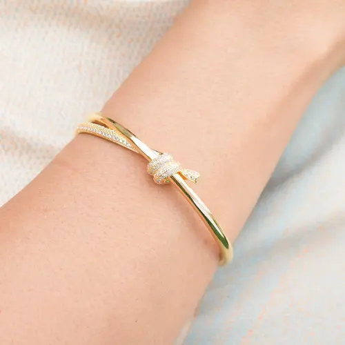 Pulseira Bracelete Nó Cravejado Banhada a Ouro 18K