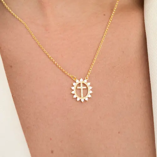 Colar Pingente Oval com Cruz Cravejada Banhado a Ouro 18K