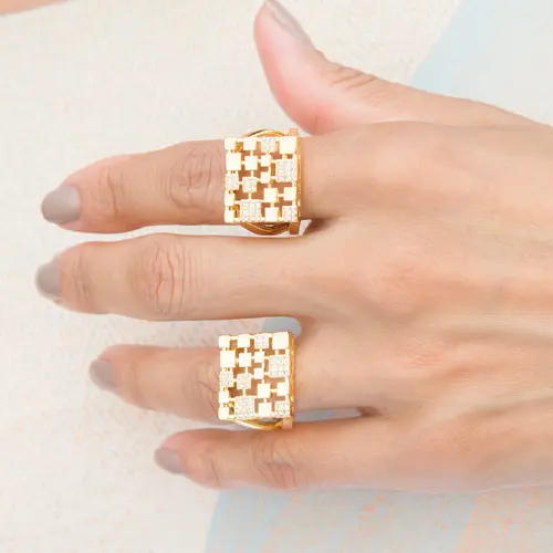 Anel Geométrico Quadrado com Zircônias  Banhado a Ouro 18K