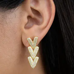 Brinco Longo Três Corações Cravejados Banhado a Ouro 18K