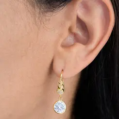 Brinco Anzol com Base de Corações e Pingente Redondo com Pedra em Cristal Banhado a Ouro 18K