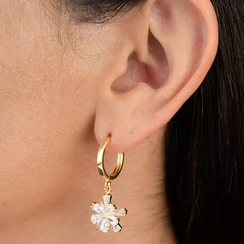 Argola Articulada Lisa com Pingente de Flor em Navetes de Cristal Banhado a Ouro 18 k