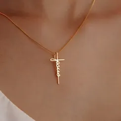 Colar Escrita Jesus Vertical Banhado a Ouro 18K