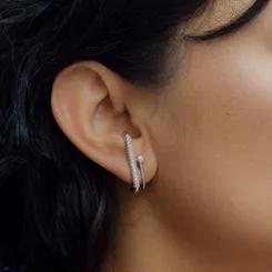 Brinco Earhook Oval Zircônia e Ponto de Luz