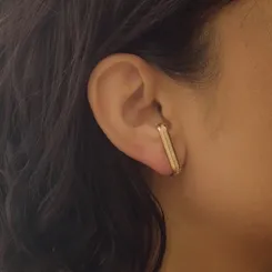 Brinco Earhook Oval Fileira Zircônia